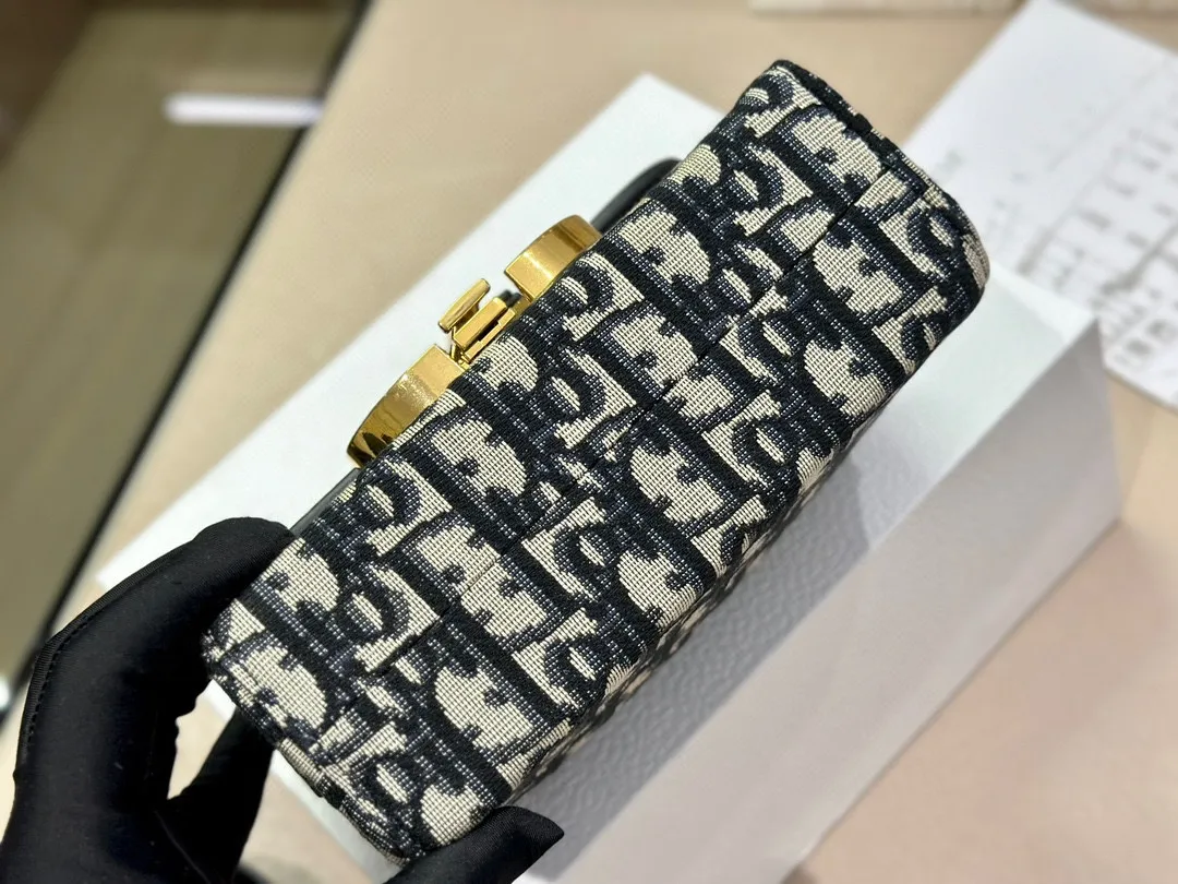 【2026】【DIOR  公式 旗艦店】ディオール   ショルダーバッグ 当日出荷 好評に付き再入荷！19*14.5CM