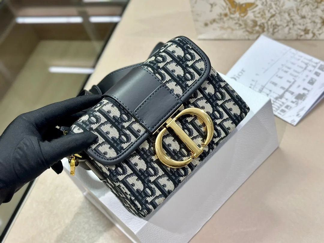 【2026】【DIOR  公式 旗艦店】ディオール   ショルダーバッグ 当日出荷 好評に付き再入荷！19*14.5CM