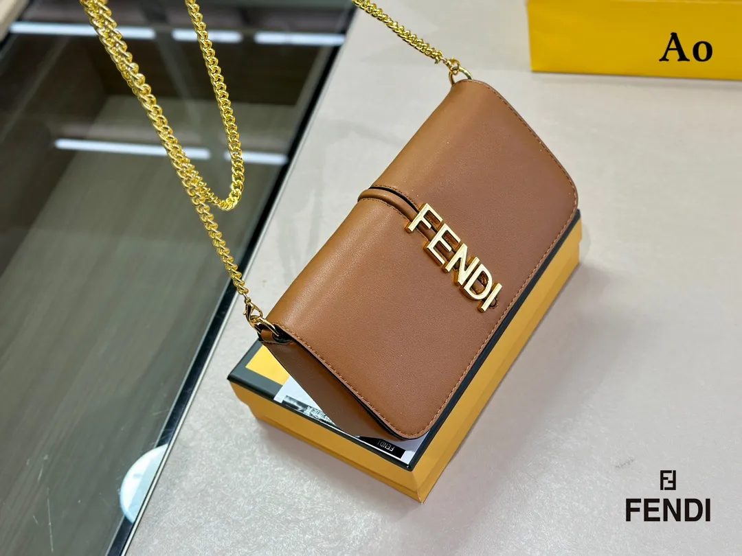 【2026】【FENDI 公式 旗艦店】 フェンディ  ショルダーバッグ  当日出荷 好評に付き再入荷！21*13CM