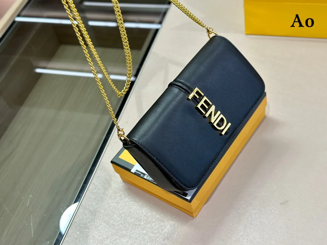 【2026】【FENDI 公式 旗艦店】 フェンディ  ショルダーバッグ  当日出荷 好評に付き再入荷！21*13CM