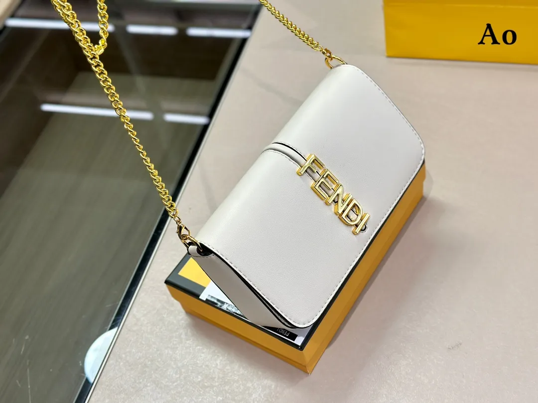【2026】【FENDI 公式 旗艦店】 フェンディ  ショルダーバッグ  当日出荷 好評に付き再入荷！21*13CM