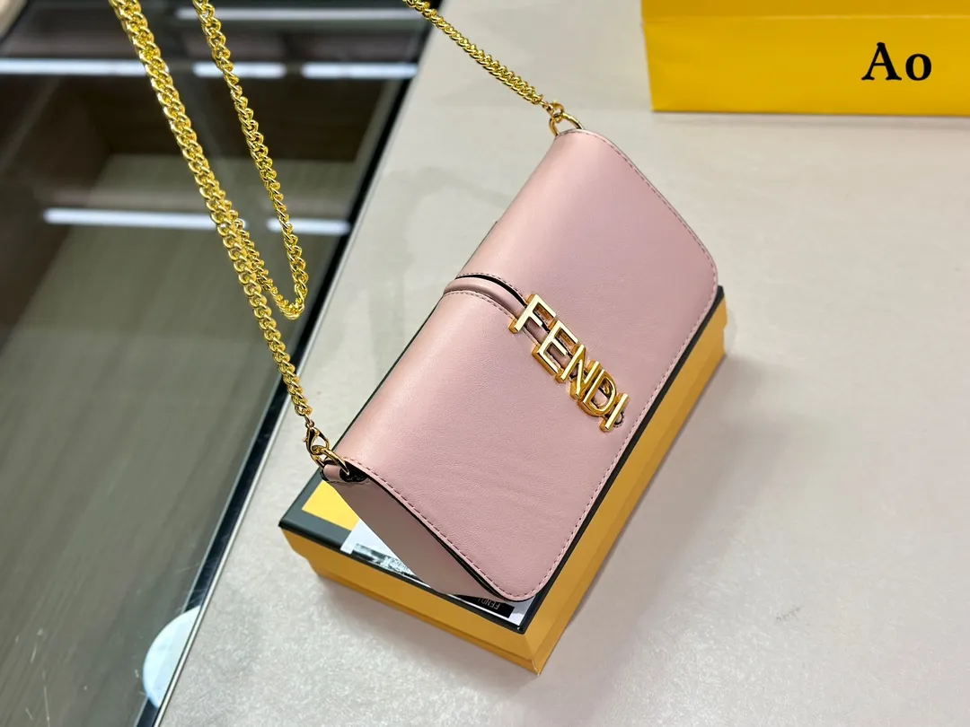 【2026】【FENDI 公式 旗艦店】 フェンディ  ショルダーバッグ  当日出荷 好評に付き再入荷！21*13CM