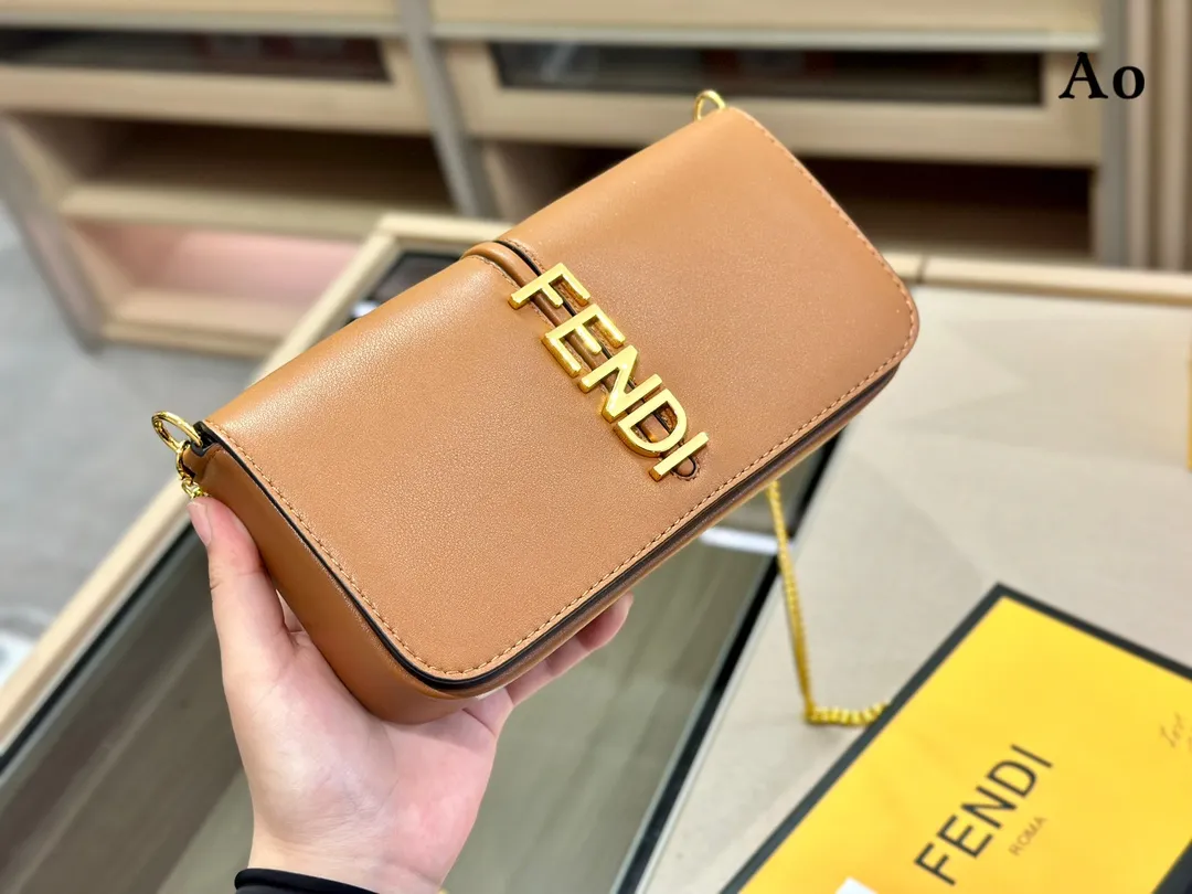 【2026】【FENDI 公式 旗艦店】 フェンディ  ショルダーバッグ  当日出荷 好評に付き再入荷！21*13CM
