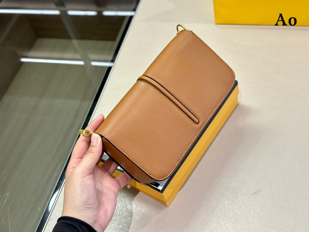 【2026】【FENDI 公式 旗艦店】 フェンディ  ショルダーバッグ  当日出荷 好評に付き再入荷！21*13CM