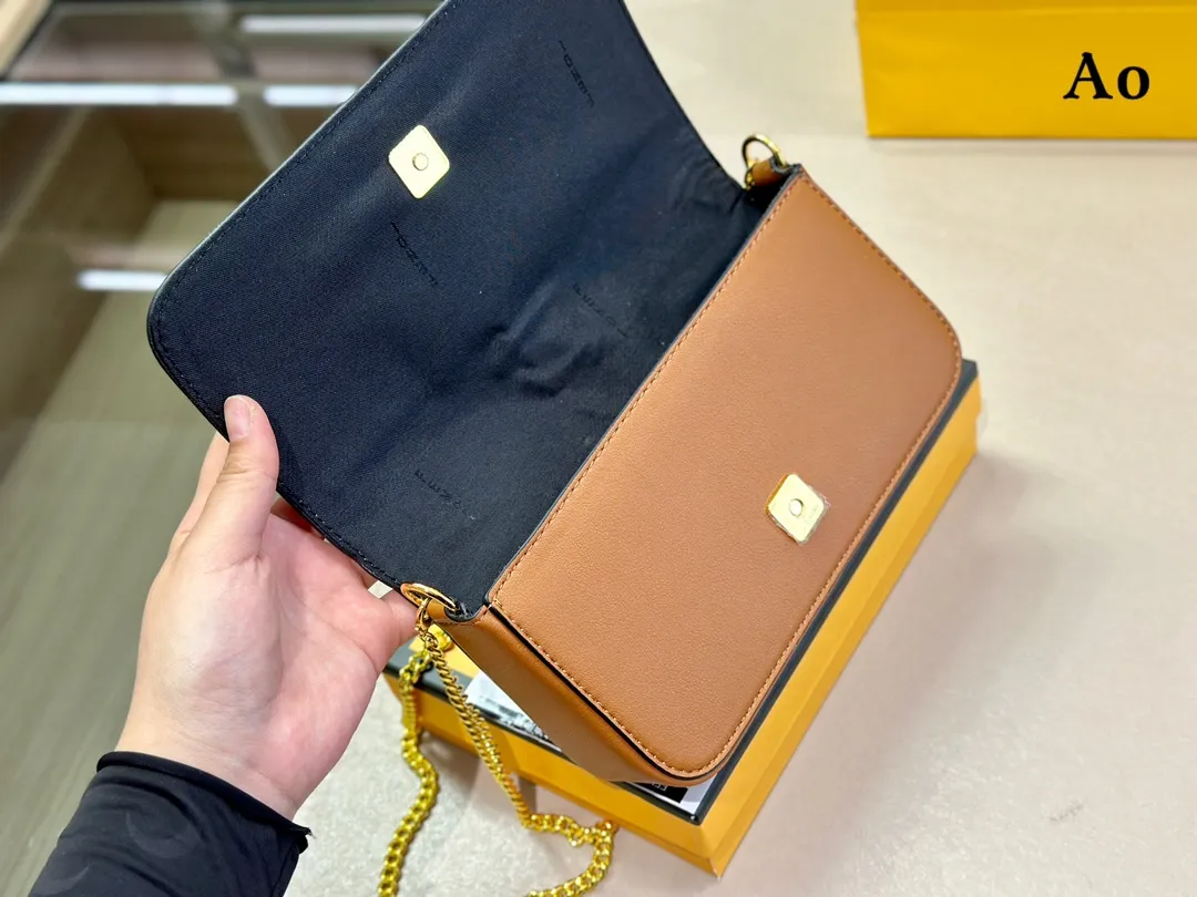 【2026】【FENDI 公式 旗艦店】 フェンディ  ショルダーバッグ  当日出荷 好評に付き再入荷！21*13CM