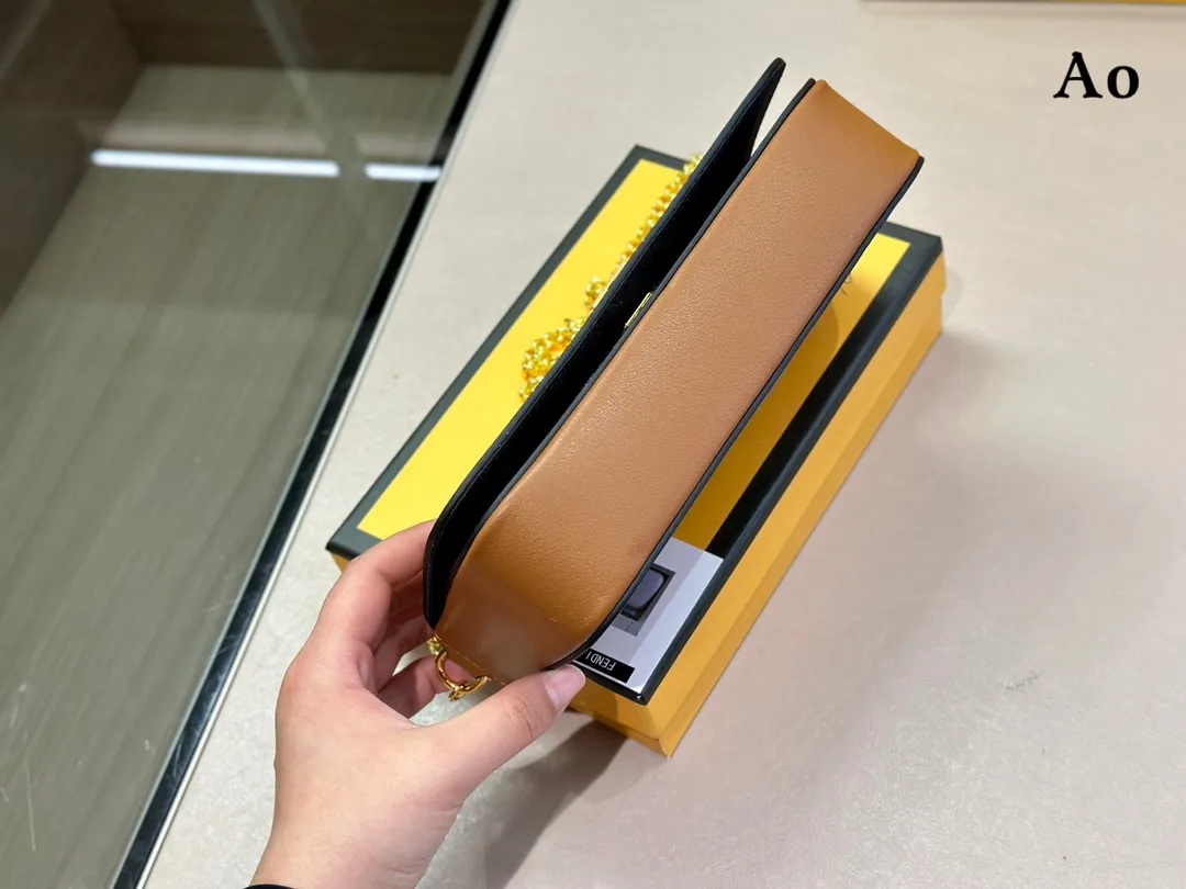 【2026】【FENDI 公式 旗艦店】 フェンディ  ショルダーバッグ  当日出荷 好評に付き再入荷！21*13CM