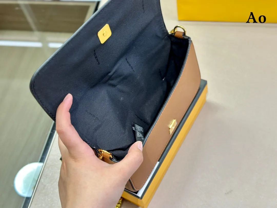 【2026】【FENDI 公式 旗艦店】 フェンディ  ショルダーバッグ  当日出荷 好評に付き再入荷！21*13CM