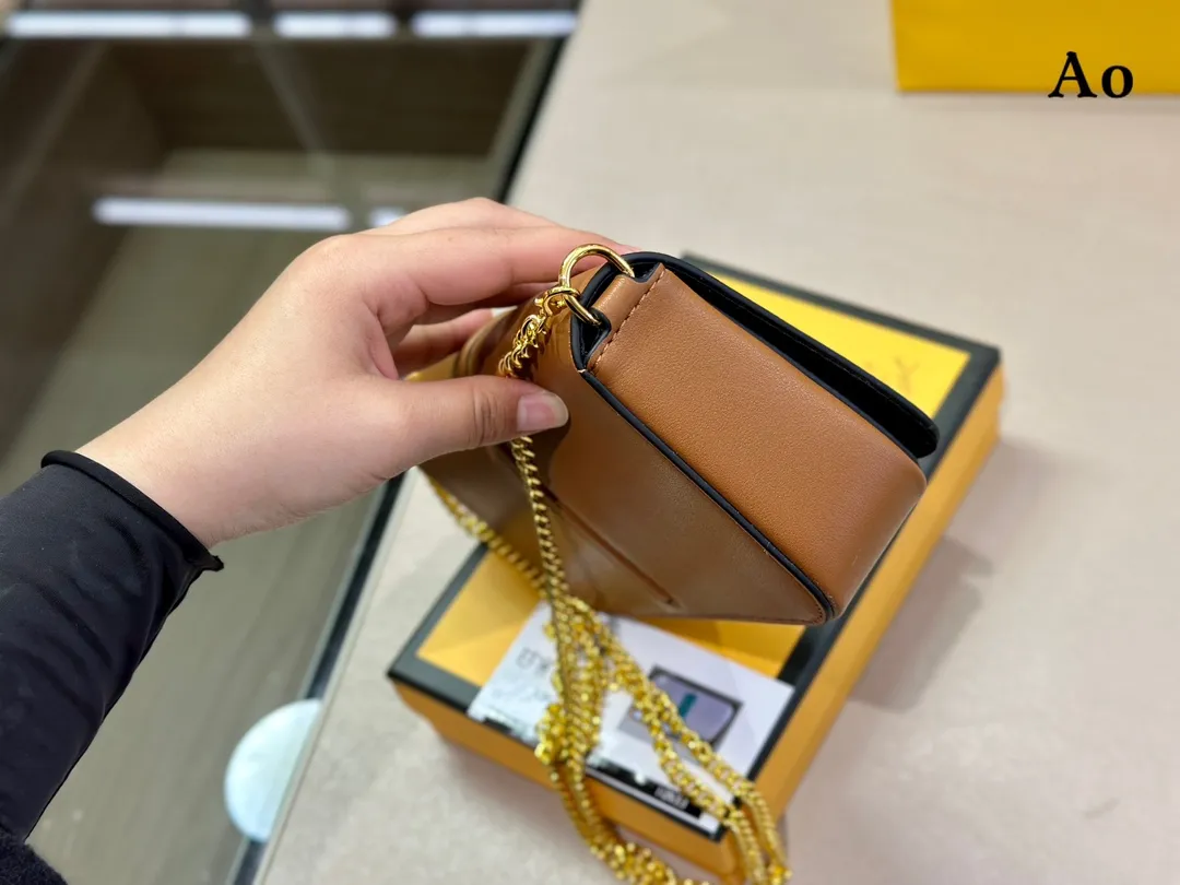 【2026】【FENDI 公式 旗艦店】 フェンディ  ショルダーバッグ  当日出荷 好評に付き再入荷！21*13CM