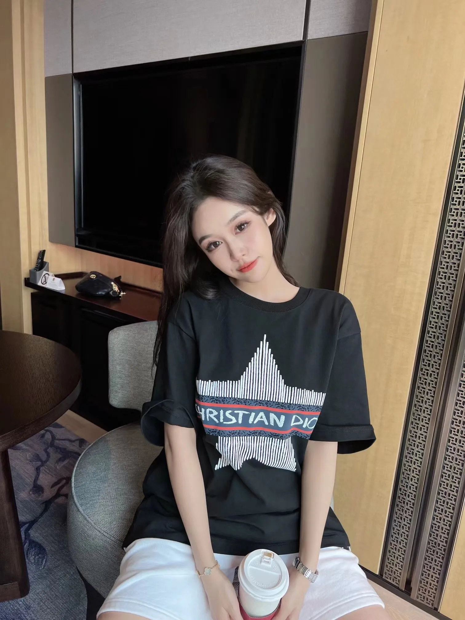 【2026】【DIOR 公式旗艦店】ディオール   Tシャツご好評に付き再入荷！