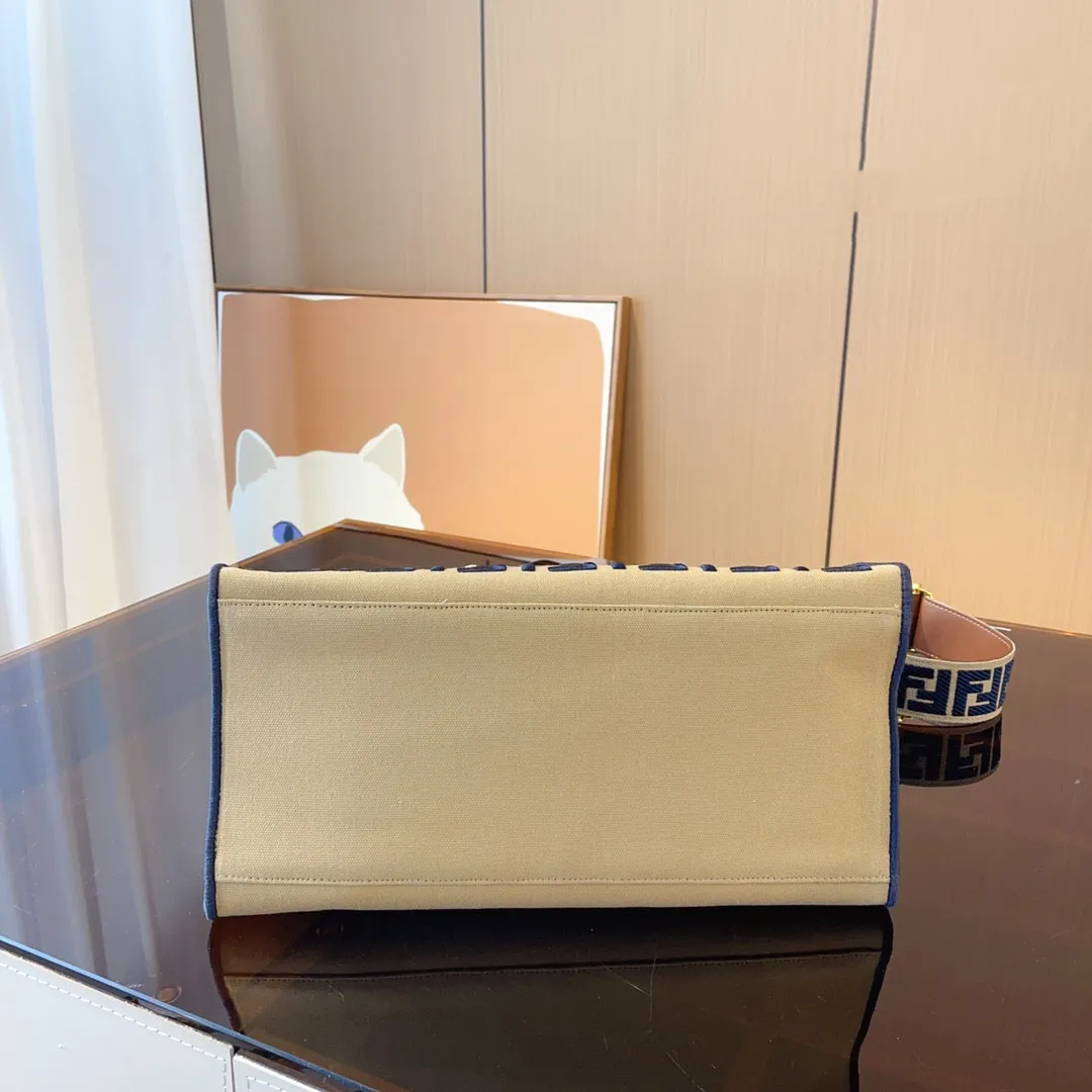 【2026】【FENDI  公式旗艦店】フェンディ   ハンドバッグ   当日出荷 好評に付き再入荷！37*18*33CM
