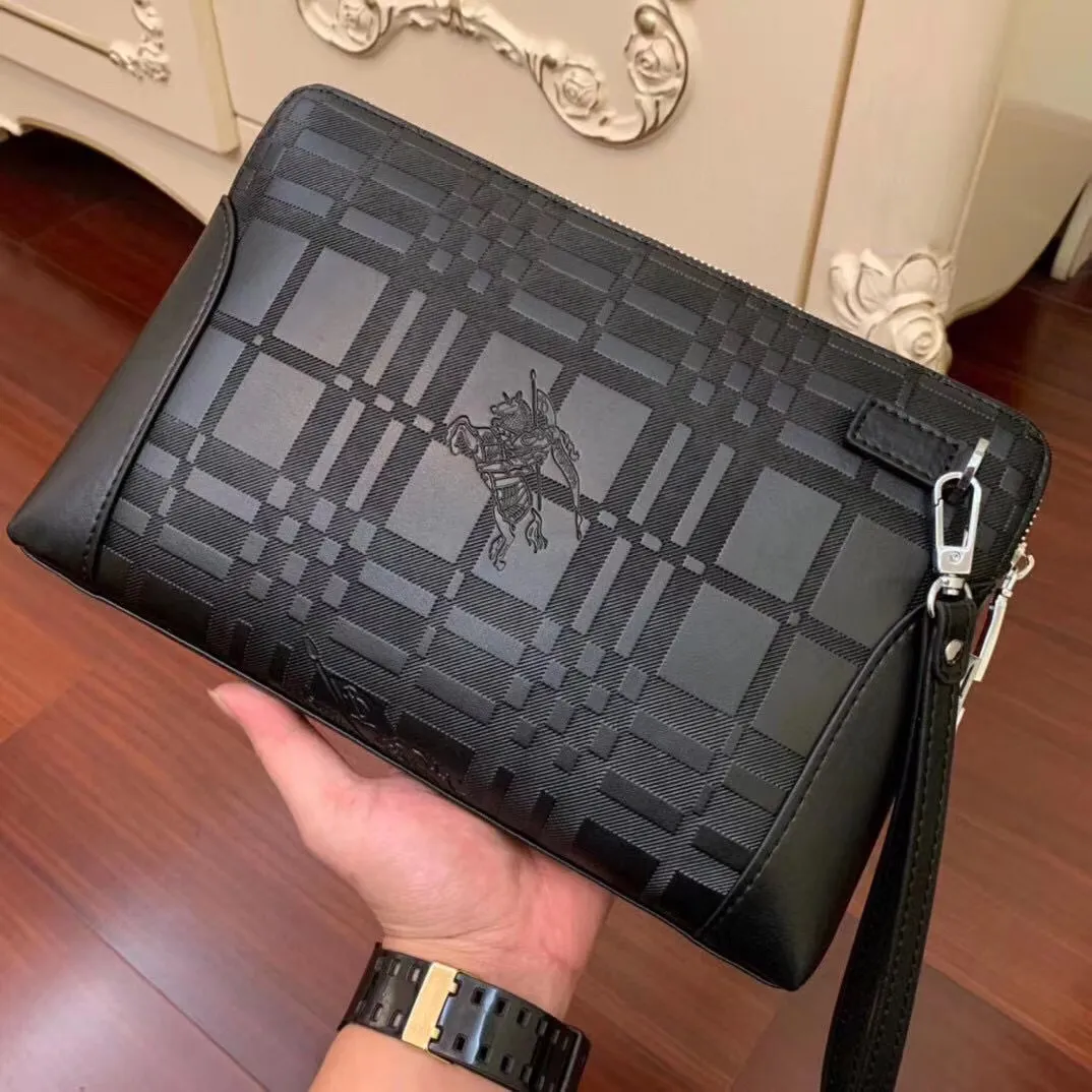 【2026】【BURBERRY 公式旗艦店】バーバリー   クラッチバッグ 当日出荷 好評に付き再入荷！28*18*3CM