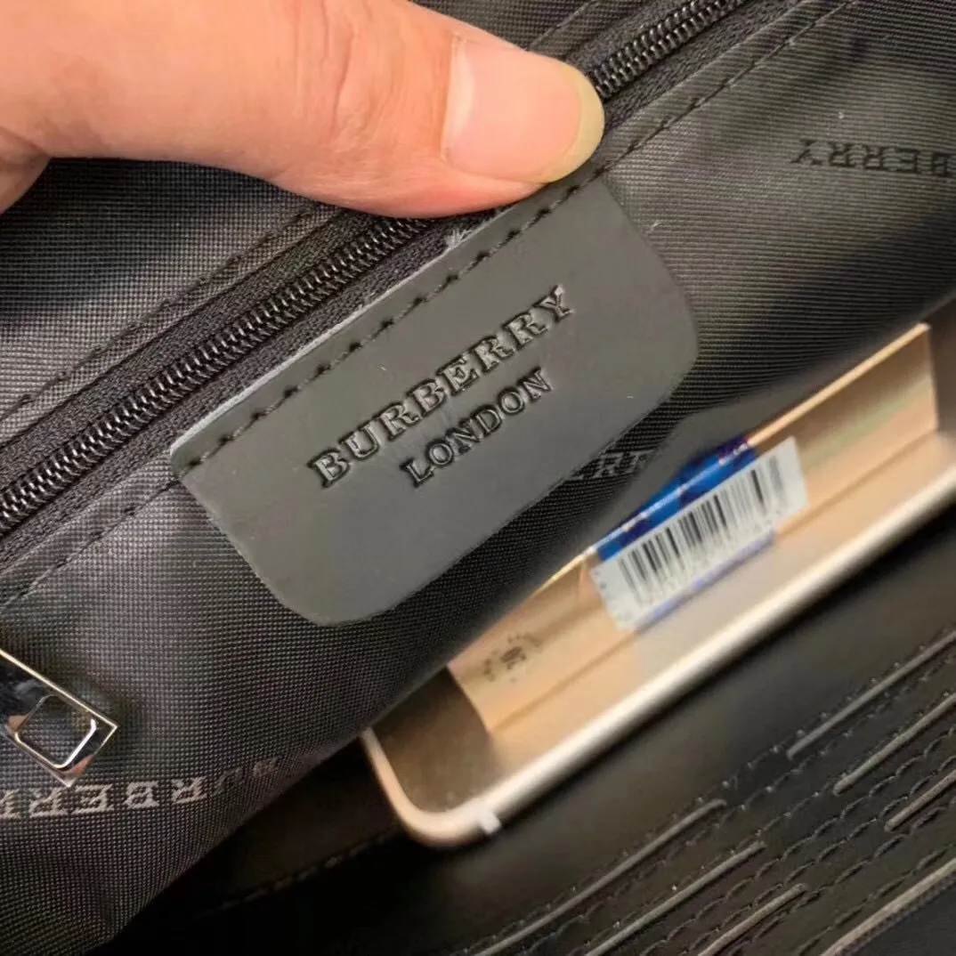 【2026】【BURBERRY 公式旗艦店】バーバリー   クラッチバッグ 当日出荷 好評に付き再入荷！28*18*3CM