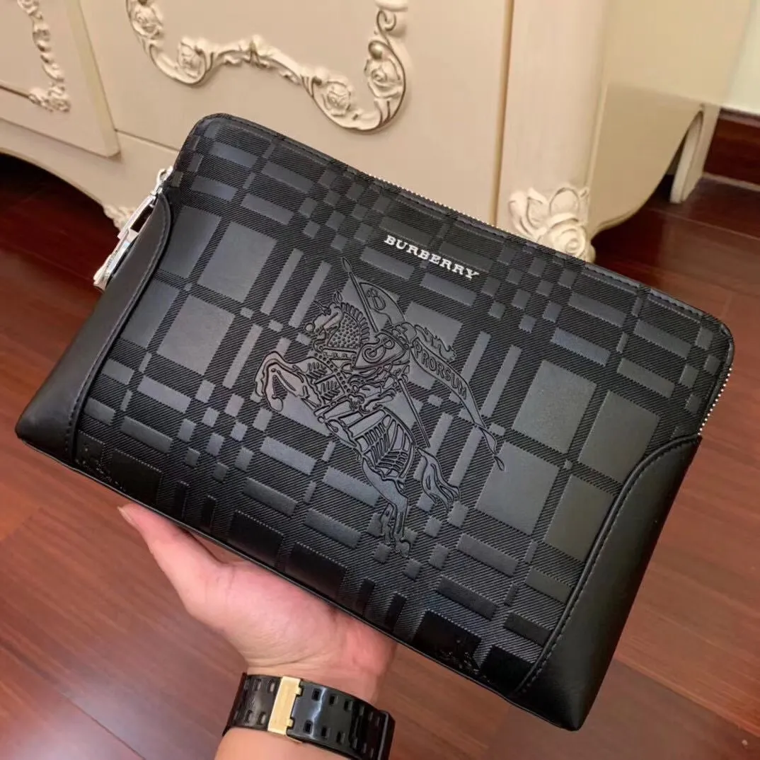 【2026】【BURBERRY 公式旗艦店】バーバリー   クラッチバッグ 当日出荷 好評に付き再入荷！28*18*3CM