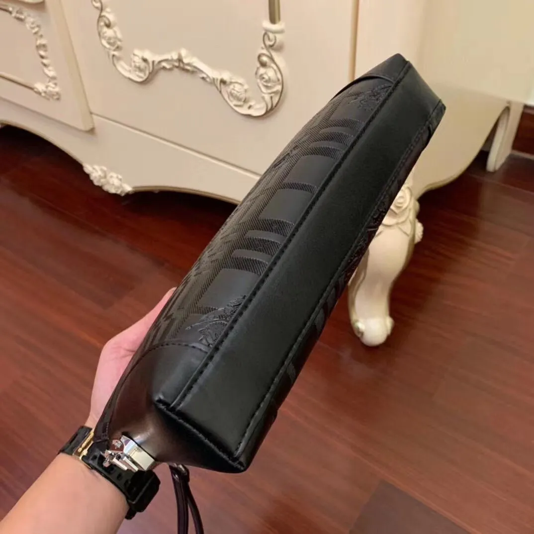 【2026】【BURBERRY 公式旗艦店】バーバリー   クラッチバッグ 当日出荷 好評に付き再入荷！28*18*3CM