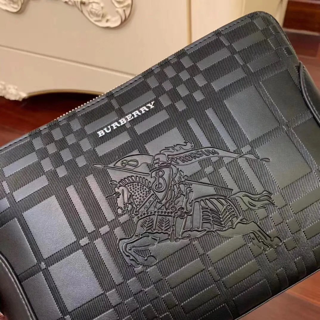 【2026】【BURBERRY 公式旗艦店】バーバリー   クラッチバッグ 当日出荷 好評に付き再入荷！28*18*3CM