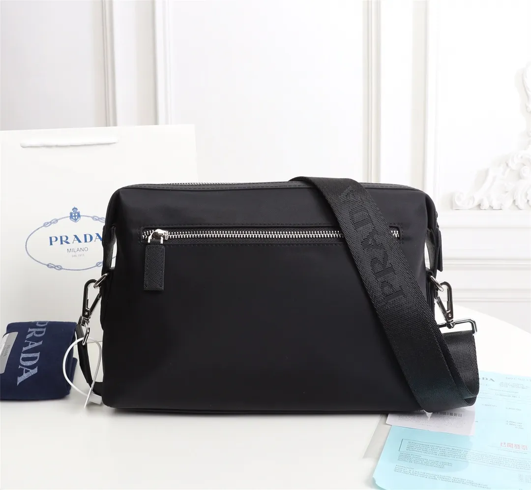 【2026】【PRADA 公式旗艦店】プラダ   ショルダーバッグ   当日出荷 好評に付き再入荷！31*21*7CM