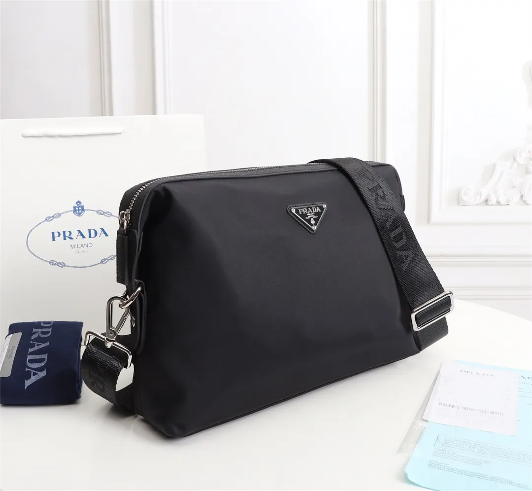 【2026】【PRADA 公式旗艦店】プラダ   ショルダーバッグ   当日出荷 好評に付き再入荷！31*21*7CM