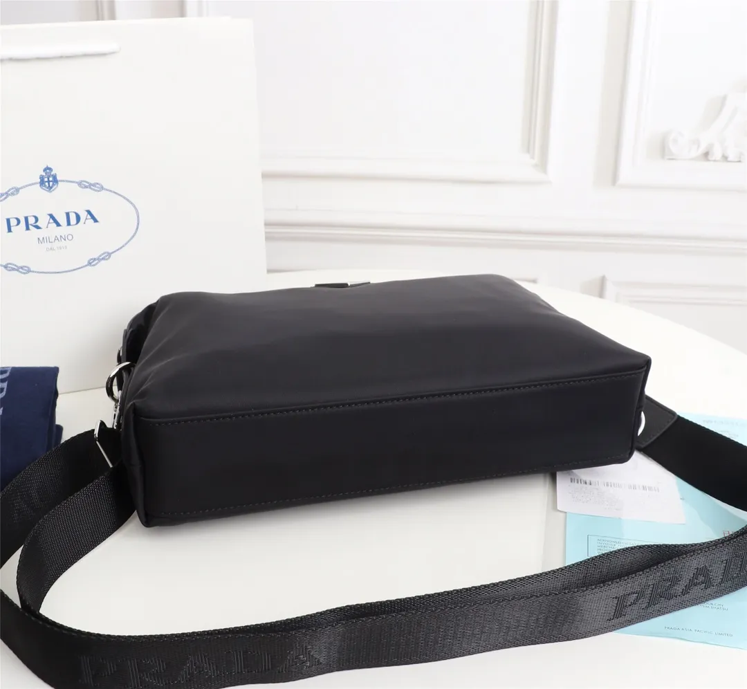 【2026】【PRADA 公式旗艦店】プラダ   ショルダーバッグ   当日出荷 好評に付き再入荷！31*21*7CM