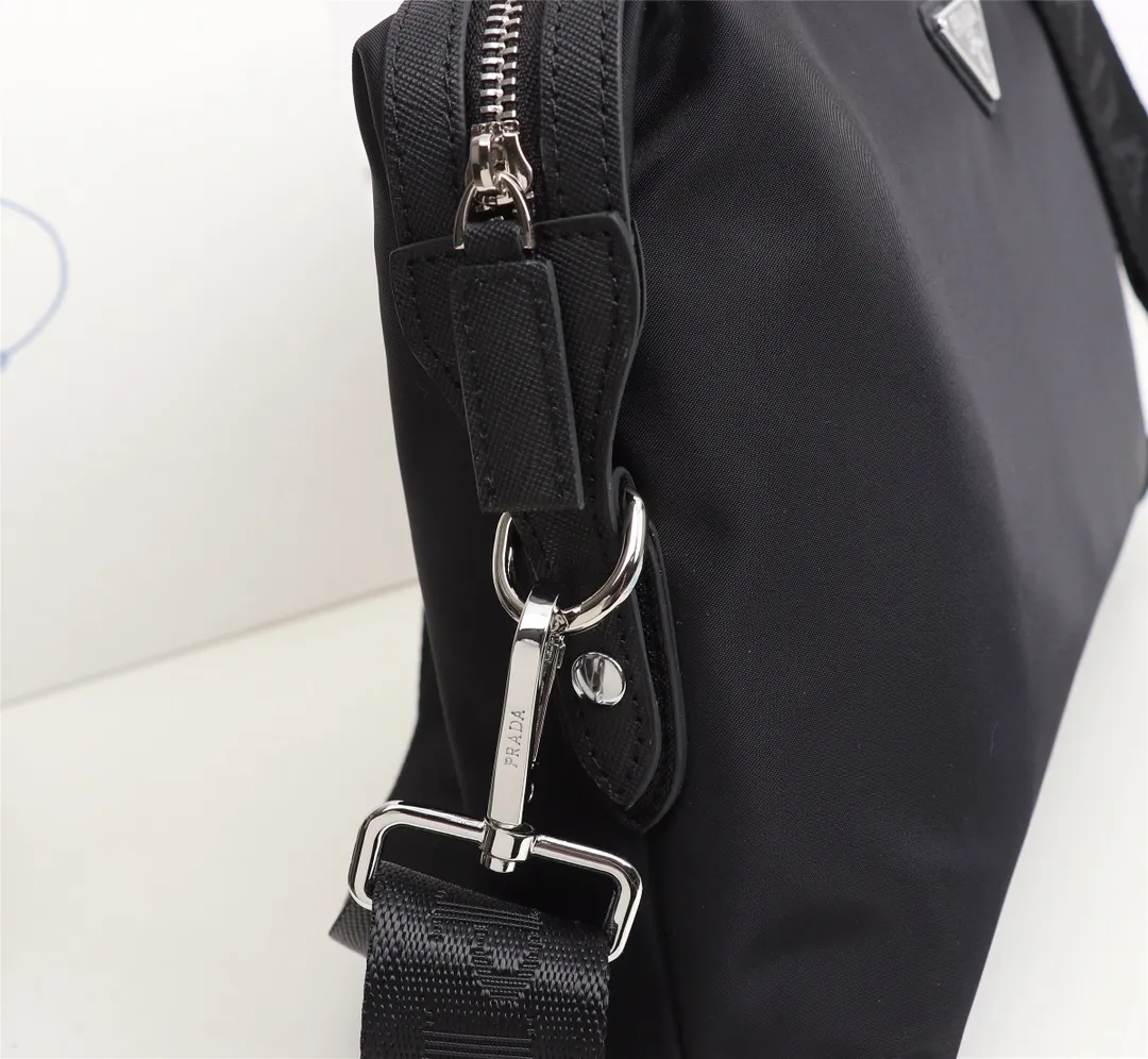 【2026】【PRADA 公式旗艦店】プラダ   ショルダーバッグ   当日出荷 好評に付き再入荷！31*21*7CM