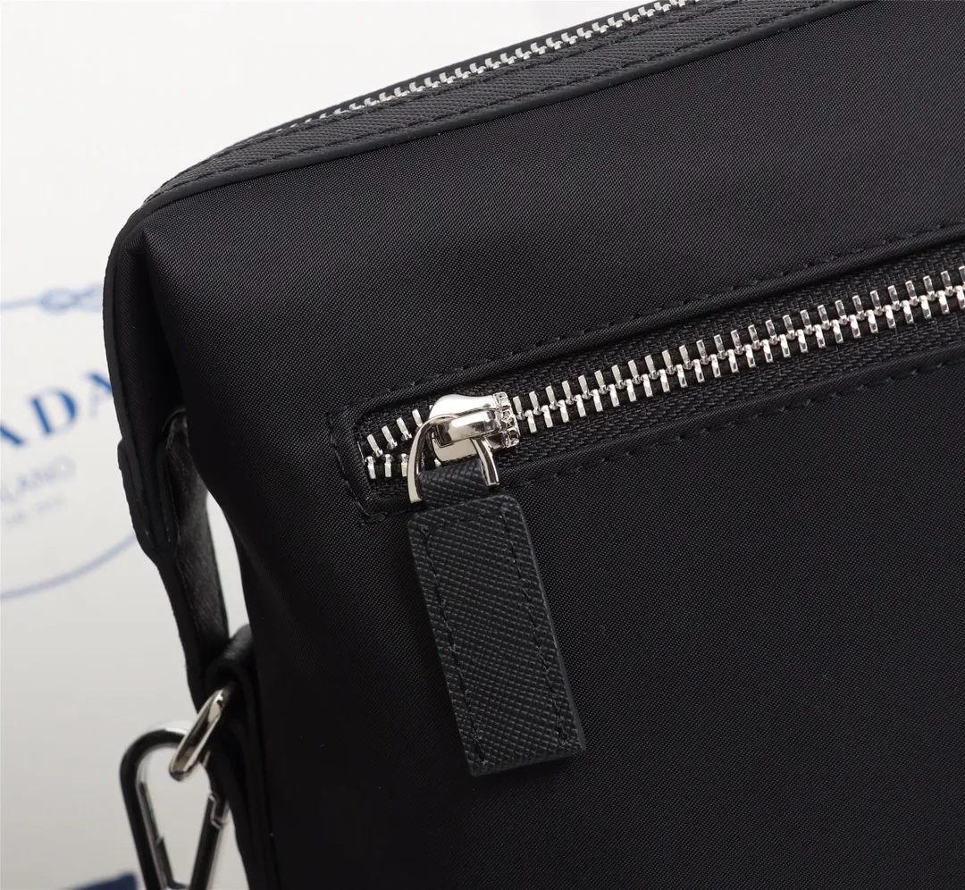 【2026】【PRADA 公式旗艦店】プラダ   ショルダーバッグ   当日出荷 好評に付き再入荷！31*21*7CM