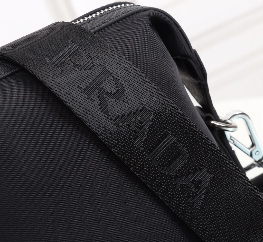 【2026】【PRADA 公式旗艦店】プラダ   ショルダーバッグ   当日出荷 好評に付き再入荷！31*21*7CM