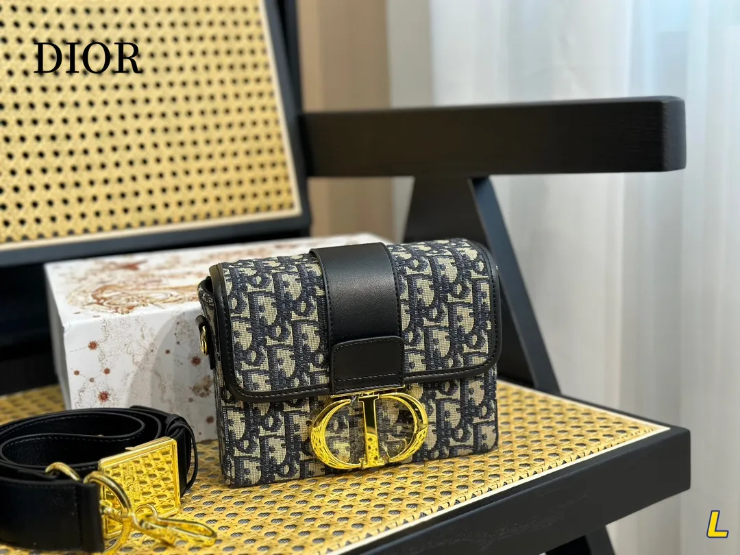 【2026】【DIOR 公式旗艦店】ディオール   ショルダーバッグ 当日出荷 好評に付き再入荷！18*13CM