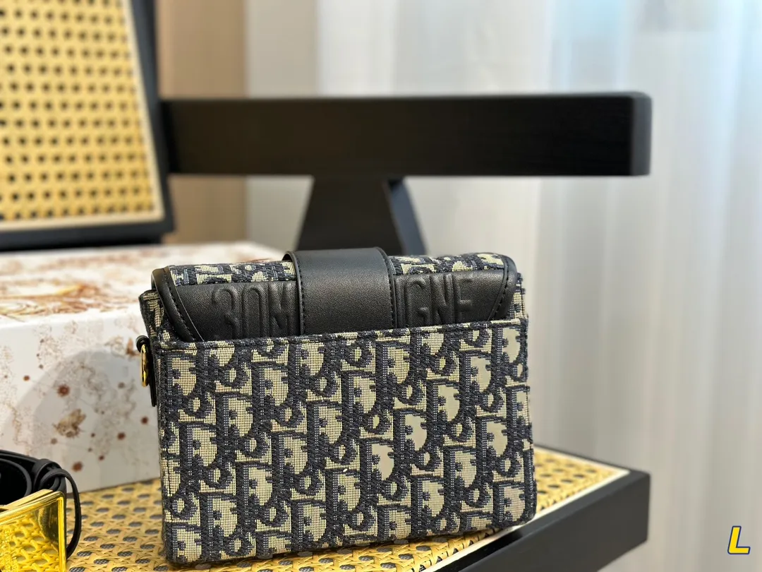 【2026】【DIOR 公式旗艦店】ディオール   ショルダーバッグ 当日出荷 好評に付き再入荷！18*13CM