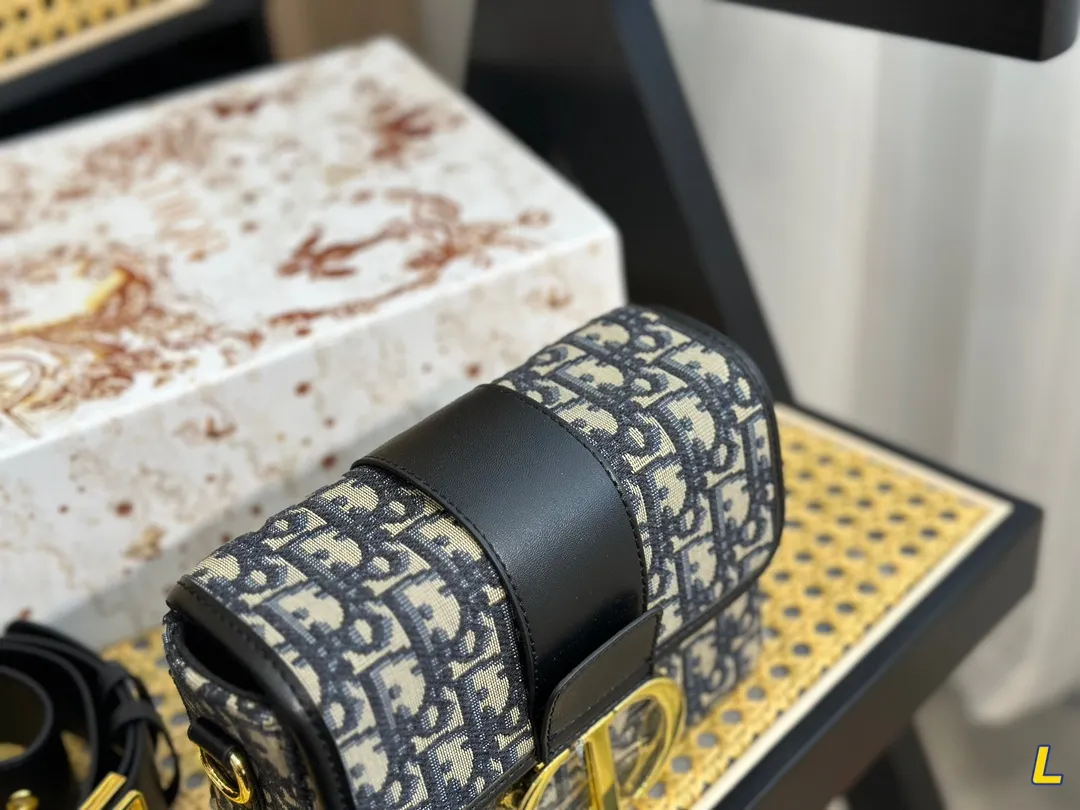 【2026】【DIOR 公式旗艦店】ディオール   ショルダーバッグ 当日出荷 好評に付き再入荷！18*13CM