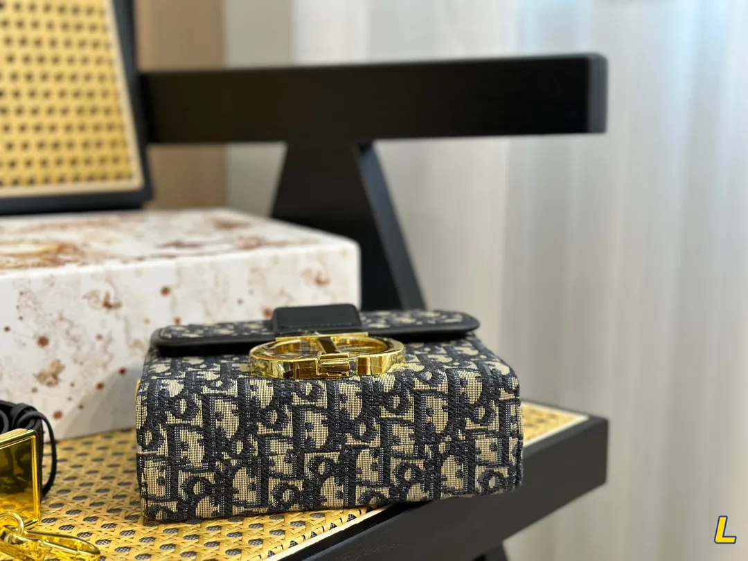 【2026】【DIOR 公式旗艦店】ディオール   ショルダーバッグ 当日出荷 好評に付き再入荷！18*13CM