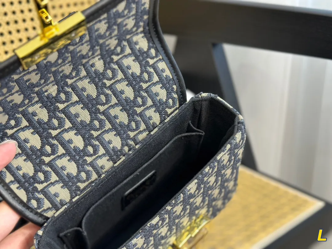 【2026】【DIOR 公式旗艦店】ディオール   ショルダーバッグ 当日出荷 好評に付き再入荷！18*13CM