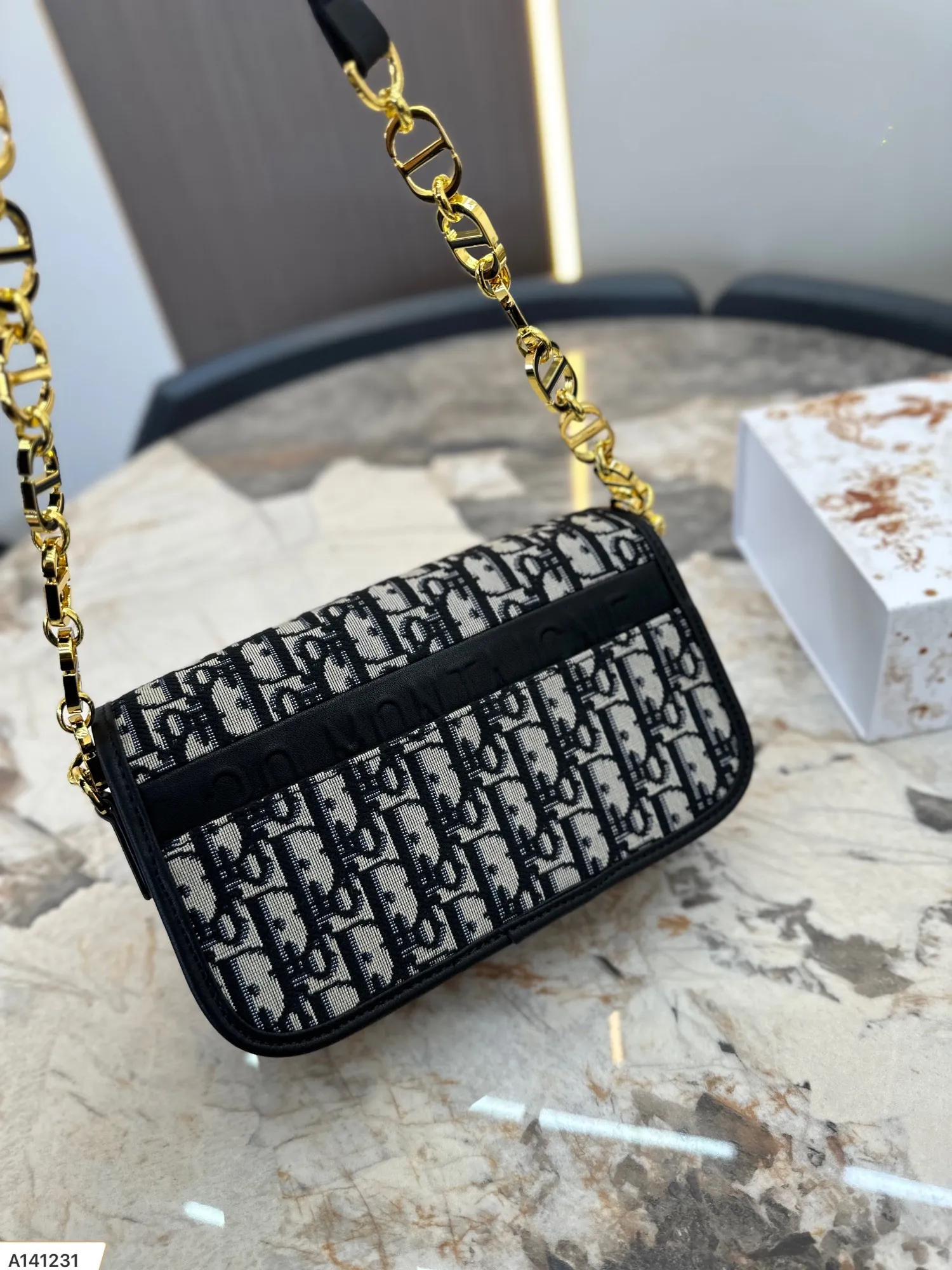 【2026】【DIOR 公式旗艦店】ディオール   ショルダーバッグ 当日出荷 好評に付き再入荷！22.5*12CM