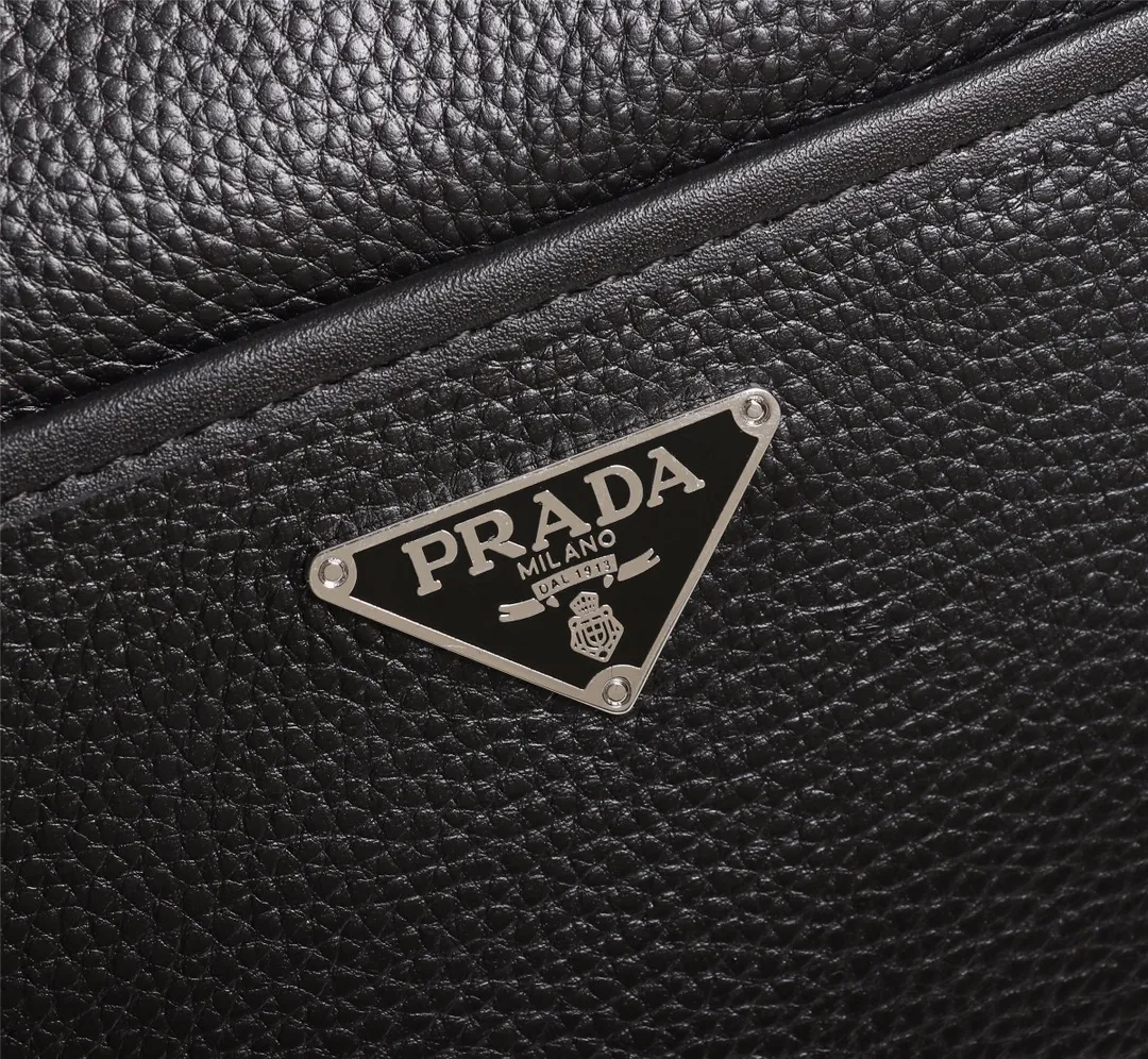 【2026】【PRADA 公式旗艦店】プラダ   ショルダーバッグ 当日出荷 好評に付き再入荷！25*27*5CM