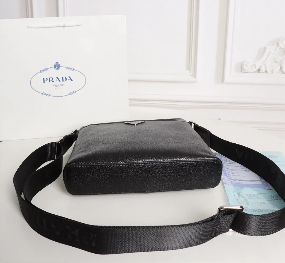 【2026】【PRADA 公式旗艦店】プラダ   ショルダーバッグ 当日出荷 好評に付き再入荷！25*27*5CM