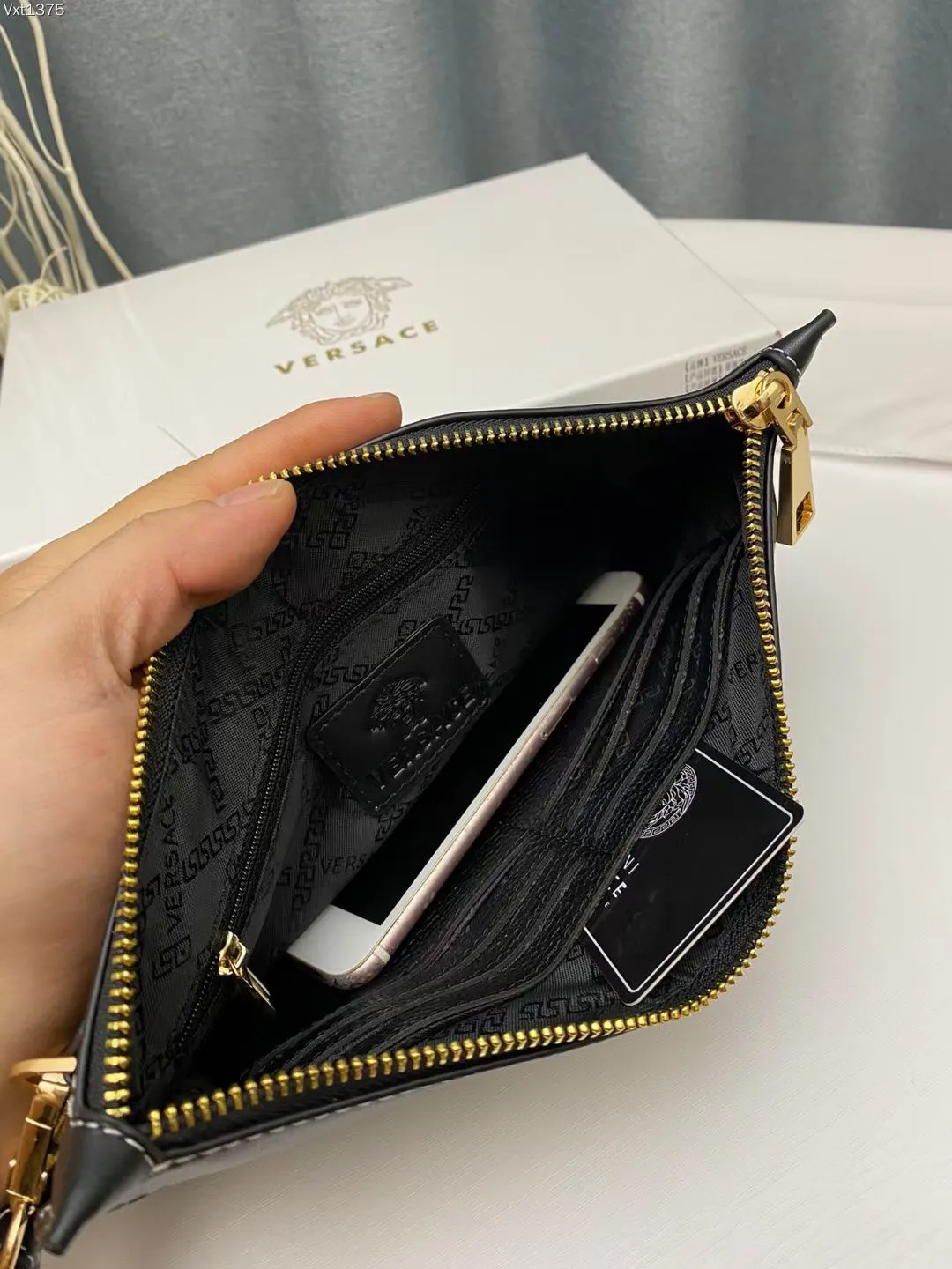 【2026】【VERSACE 公式旗艦店】ヴェルサーチ クラッチバッグ    当日出荷 好評に付き再入荷！29*18CM