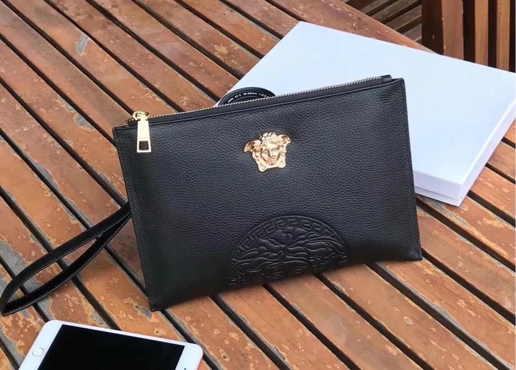 【2026】【VERSACE 公式旗艦店】ヴェルサーチ  クラッチバッグ    当日出荷 好評に付き再入荷！29*18CM