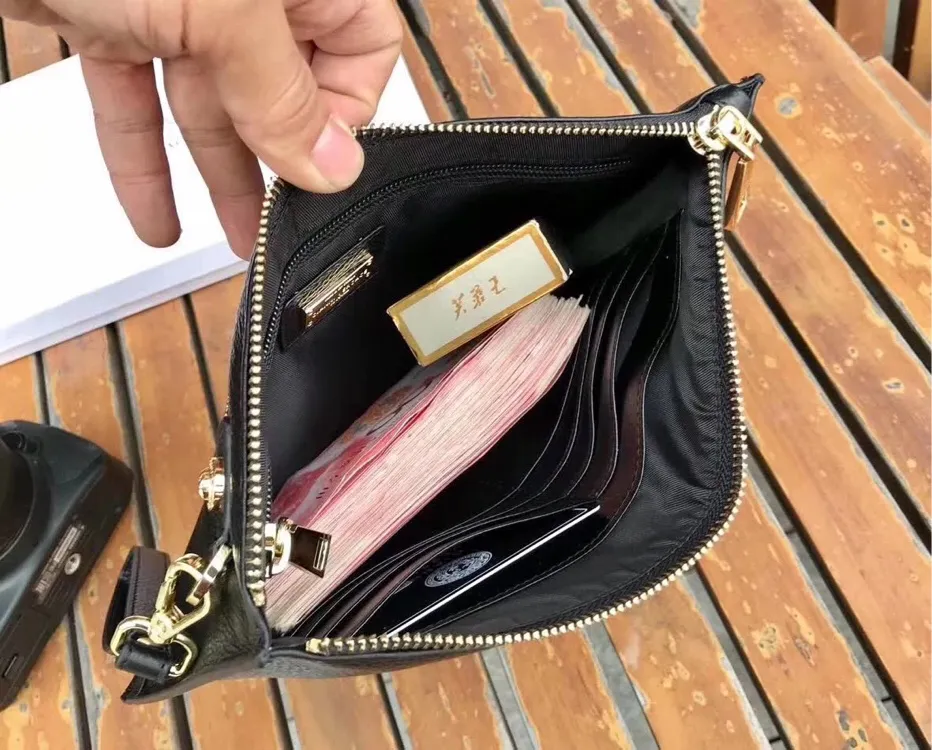 【2026】【VERSACE 公式旗艦店】ヴェルサーチ  クラッチバッグ    当日出荷 好評に付き再入荷！29*18CM