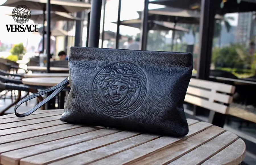 【2026】【VERSACE 公式旗艦店】ヴェルサーチ  クラッチバッグ    当日出荷 好評に付き再入荷！28*17*5CM