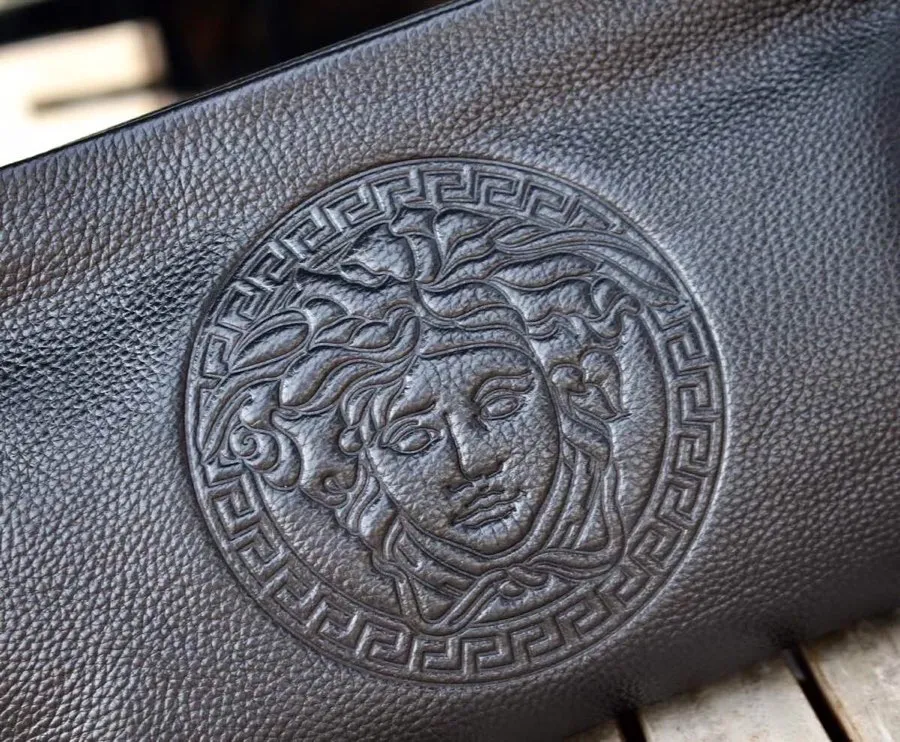 【2026】【VERSACE 公式旗艦店】ヴェルサーチ  クラッチバッグ    当日出荷 好評に付き再入荷！28*17*5CM
