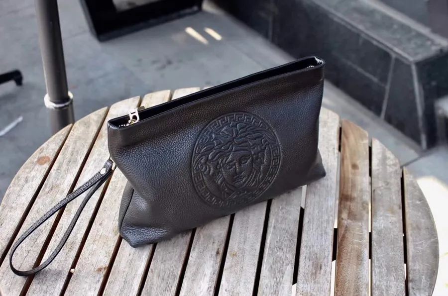 【2026】【VERSACE 公式旗艦店】ヴェルサーチ  クラッチバッグ    当日出荷 好評に付き再入荷！28*17*5CM