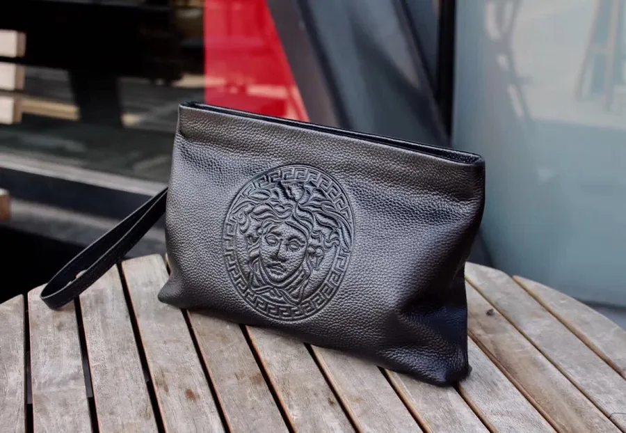 【2026】【VERSACE 公式旗艦店】ヴェルサーチ  クラッチバッグ    当日出荷 好評に付き再入荷！28*17*5CM