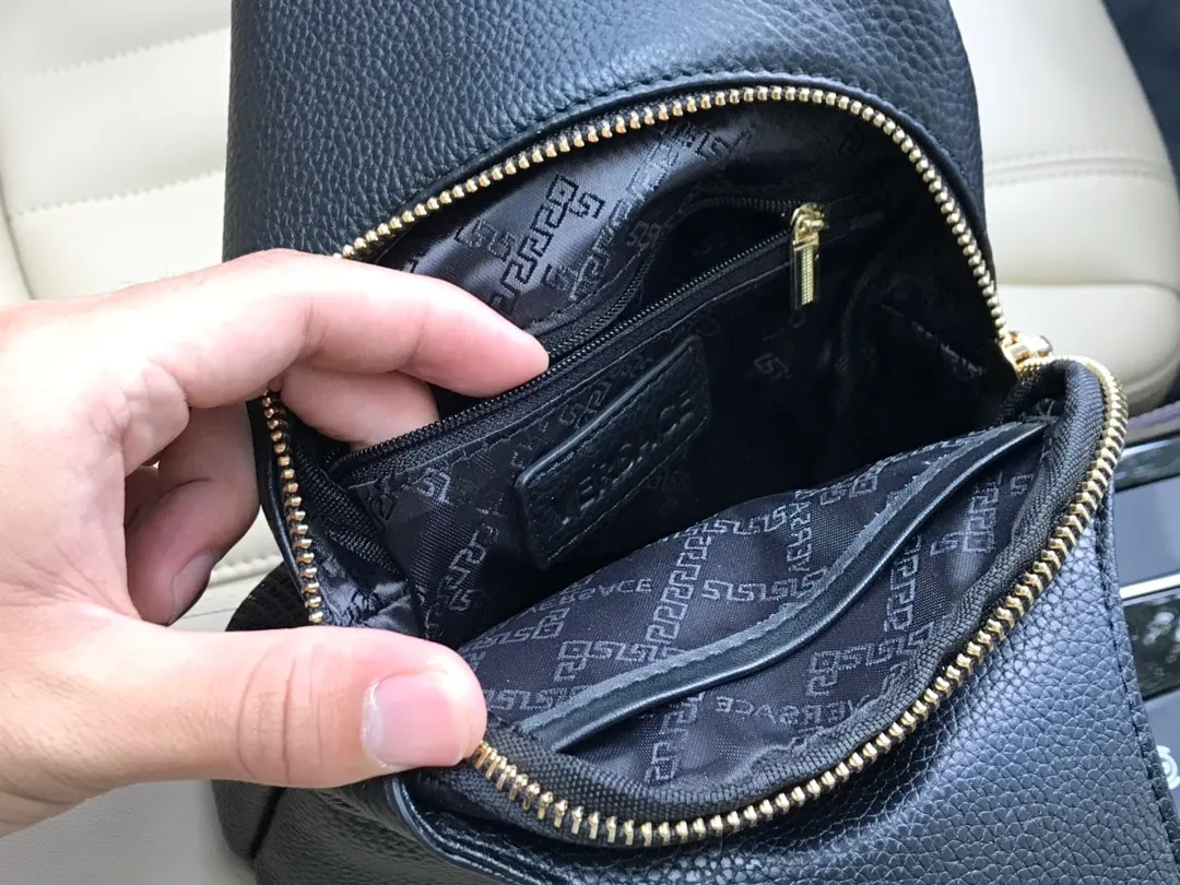 【2026】【VERSACE 公式旗艦店】ヴェルサーチ    胸ポケット  当日出荷 好評に付き再入荷！16*30*7.5CM