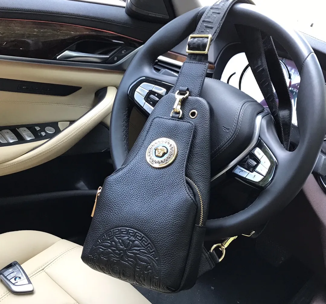 【2026】【VERSACE 公式旗艦店】ヴェルサーチ    胸ポケット  当日出荷 好評に付き再入荷！16*30*7.5CM