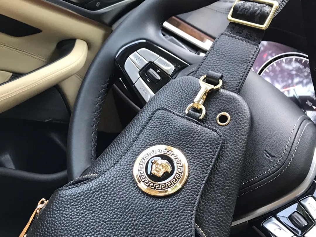 【2026】【VERSACE 公式旗艦店】ヴェルサーチ    胸ポケット  当日出荷 好評に付き再入荷！16*30*7.5CM
