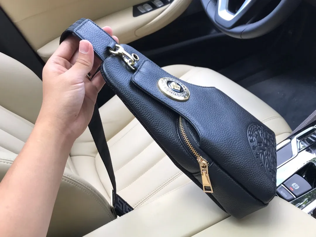 【2026】【VERSACE 公式旗艦店】ヴェルサーチ    胸ポケット  当日出荷 好評に付き再入荷！16*30*7.5CM