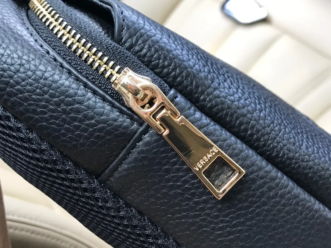【2026】【VERSACE 公式旗艦店】ヴェルサーチ    胸ポケット  当日出荷 好評に付き再入荷！16*30*7.5CM