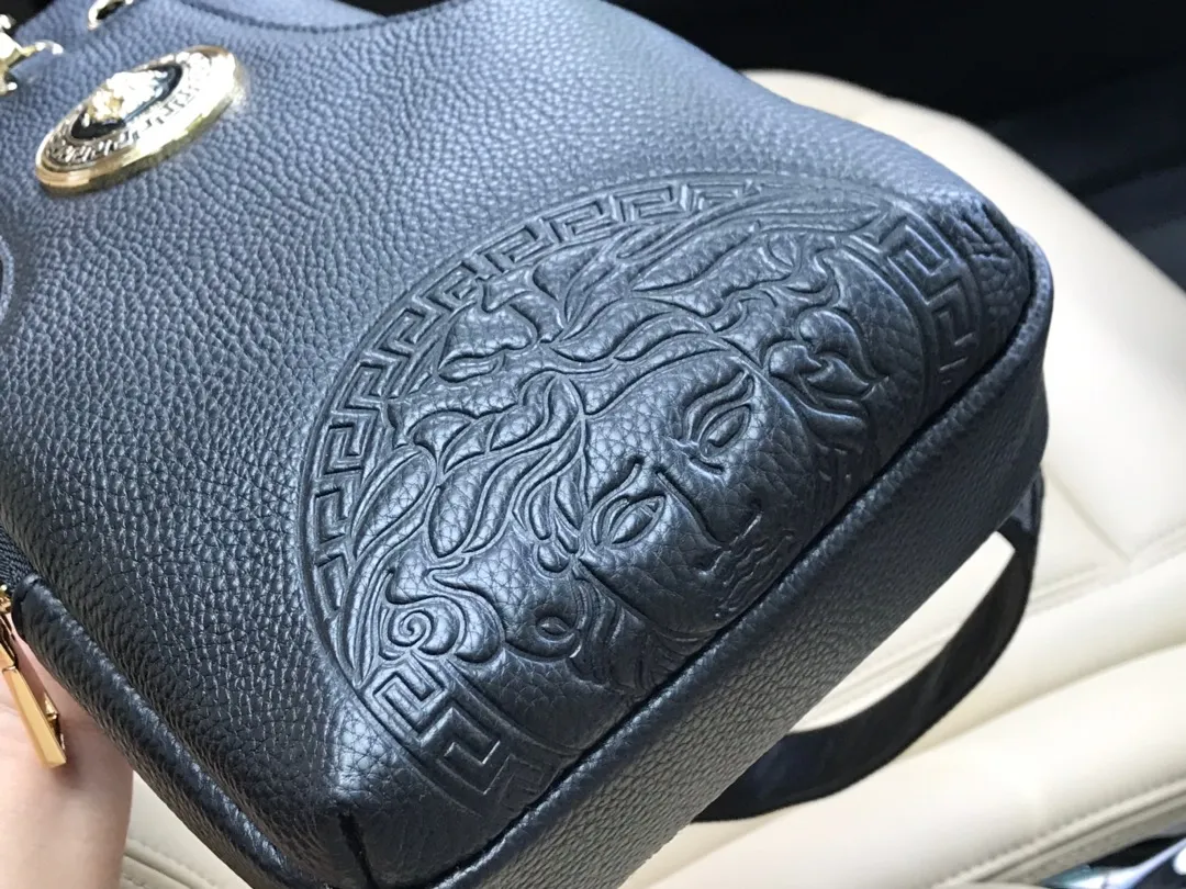 【2026】【VERSACE 公式旗艦店】ヴェルサーチ    胸ポケット  当日出荷 好評に付き再入荷！16*30*7.5CM