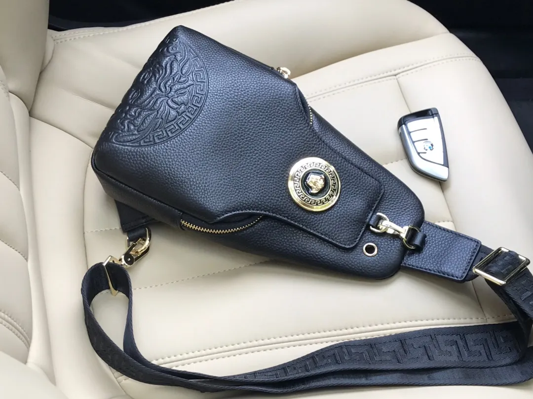 【2026】【VERSACE 公式旗艦店】ヴェルサーチ    胸ポケット  当日出荷 好評に付き再入荷！16*30*7.5CM