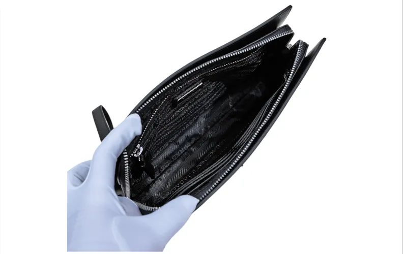 【2026】【PRADA  公式 旗艦店】プラダ   クラッチバッグ   当日出荷 好評に付き再入荷！  黒 27*17*6 CM