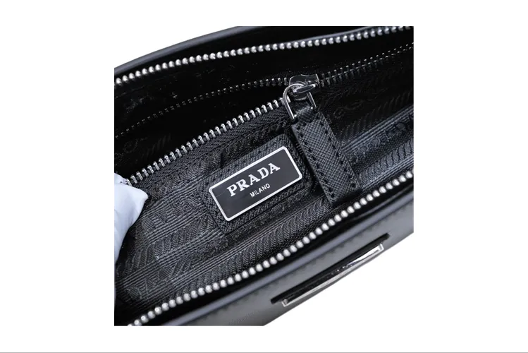 【2026】【PRADA  公式 旗艦店】プラダ   クラッチバッグ   当日出荷 好評に付き再入荷！  黒 27*17*6 CM
