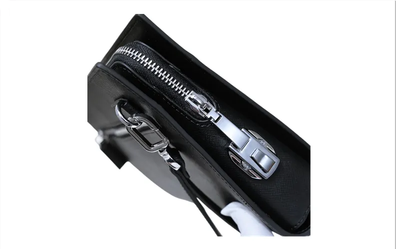 【2026】【PRADA  公式 旗艦店】プラダ   クラッチバッグ   当日出荷 好評に付き再入荷！  黒 27*17*6 CM